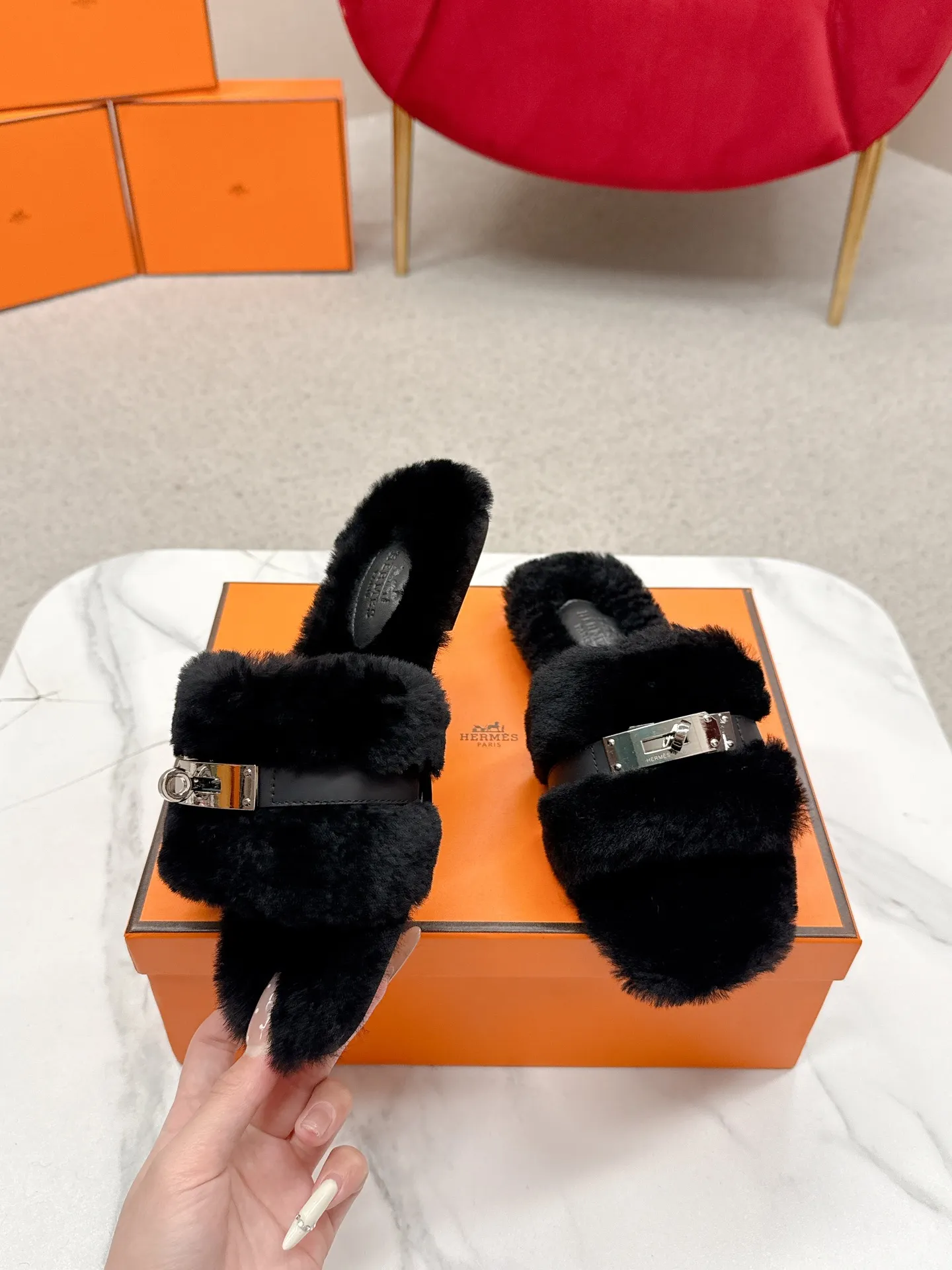 👟👟Ex-factory price 480👟👟 Hermes 🐎25/ Latest Autumn and Winter fur one-piece fur slippers KeIIy locks are embellished on the uppers with palladium plating to reflect low-key light. This year’s fabrics are made of lamb wool, which is fluffy and cute. It feels like stepping on clouds. Wear it barefoot or with socks, it is very fashionable 🎁 Paired with suit pants, it is an invisible shirt in the workplace. Echoing the knitted skirt, it has become a standard accessory for lazy afternoons. Pair it with jeans for a more casual style. ✔️Fabric: wool ✔️Inner lining: imported lamb wool ✔️Sole: original leather sole ✔️Size: #35-42 (customized at 40.41.42)